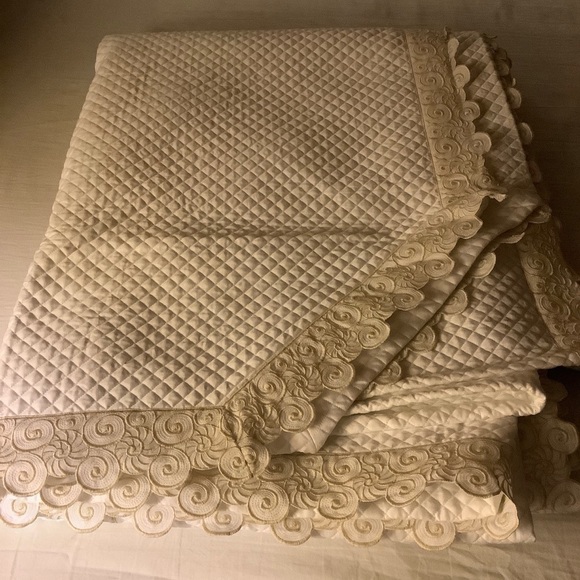 Schweitzer Linen Other - Schweitzer Linen Quilted Comforter Golden Ivory Embroidery + 2 Matching Shams‍‍
